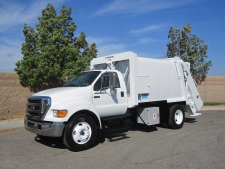 2005 Ford F650 with Wayne Royal GT 12 Yard Rear Loader Refuse Truck