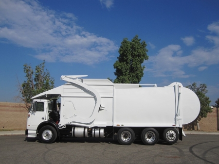 2006 Autocar Xpeditor with Bridgeport Hardbody 44yd Front Loader Refuse Truck