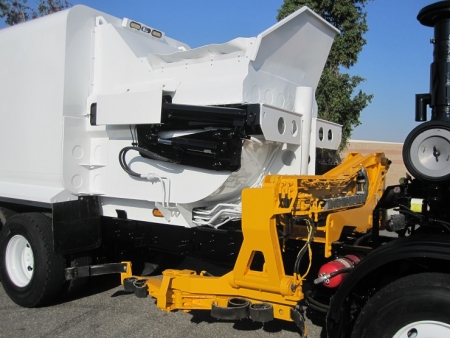 2010 Autocar ACX with Dadee Mfg Scorpion 27yd Automated Side Loader Refuse Truck