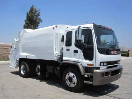 1999 GMC T8500 with McNeilus 17 Yard Rear Load Refuse Truck