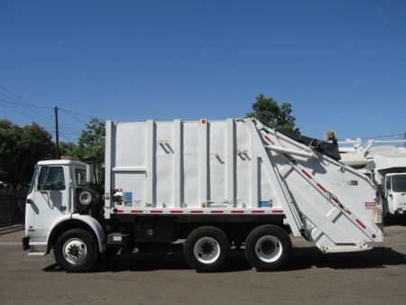 2004 Autocar Xpeditor CNG with Leach 2RII 20 Yard Rear Loader Refuse Truck