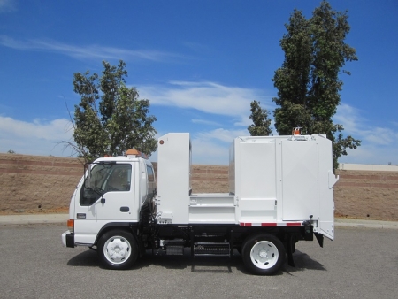 2004 GMC W5500 with New Way 6yd Satellite Side Loader Refuse Truck