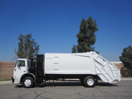 2004 Autocar Xpeditor CNG with Loadmaster 20 Yard Rear Loader Refuse Truck