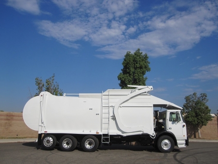 2006 Autocar Xpeditor with Bridgeport Hardbody 44yd Front Loader Refuse Truck