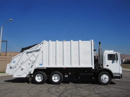 2003 Mack MR688 with Leach 2R-II Rear Load Refuse Truck