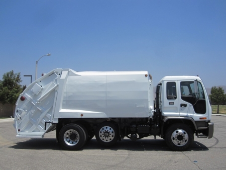 1999 GMC T8500 with McNeilus 17 Yard Rear Load Refuse Truck