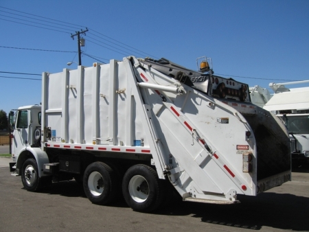 2004 Autocar Xpeditor CNG with Leach 2RII 20 Yard Rear Loader Refuse Truck